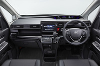 「ステップワゴン モデューロX」のインストゥルメントパネルまわり。ナビの起動画面も専用に用意される。