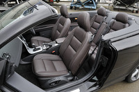 本革シートが標準装備の「C70」。シートカラーはカルサイトクリーム、カカオ、オフブラックの3色から選べる。インテリアカラーは、オフブラックとブラウン／ベージュの2色で、組み合わせは自由。テスト車はオフブラックインテリアにオプションのプレミアムソフトレザー（カカオ色）が組み合わされていた。