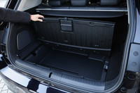 荷室容量は375〜960リッター。床下にも予備の収納スペースが用意される。