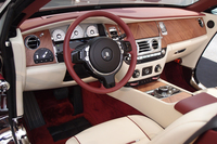 インテリアの様子。インストゥルメントパネルのデザインは、クーペの「レイス」と変わらない。