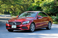 メルセデス・ベンツC180アバンギャルド
    ボディーサイズ：全長×全幅×全高＝4690×1810×1435mm／ホイールベース：2840mm／車重：1510kg／駆動方式：FR／エンジン：1.6リッター直4 DOHC 16バルブ ターボ／トランスミッション：7AT／最高出力：156ps/5300rpm／最大トルク：25.5kgm/1200-4000rpm／タイヤ：（前）225/50R17 （後）225/50R17／車両本体価格：467万円