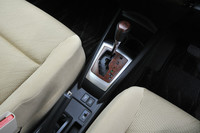 従来より一回り小さい「Bプラットフォーム」が採用されたため、センターコンソールの幅が狭くなった。それに伴い、ハンドブレーキの脇にあったドリンクホルダーがシフトセレクターの前に移された。