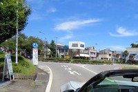 路面に大書きされた「ゆずれ」