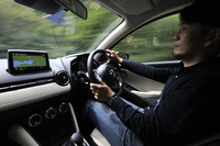 「XDツーリング Lパッケージ」のステアリングを握る筆者。