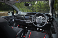 インテリアの様子。ステアリングホイールやシートのみならず、カーボン調パネル（助手席前方）やブラックのスイッチベース（ドア内側）、メッキ調スピーカーリング、アルミペダルなど、多くのドレスアップアイテムで飾られる。オートエアコンと盗難防止システムは、「スマートパッケージ」ならではの装備。
    