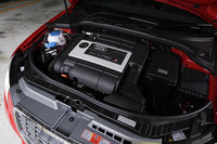 最高出力256psと最大トルク33.7kgmを発生する2リッターTFSIユニットにより、0-100km/h加速はわずか5.6秒（欧州仕様）。「ポルシェ・ケイマン／ボクスター」の6.1秒を上回る。
