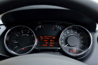 メーターは2眼式。中央の液晶ディスプレイに、燃費を含む車両情報が表示される。