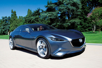 こちらは2010年に発表されたコンセプトカー「靭（SHINARI）」。今日のマツダのデザインコンセプト「魂動」を体現した、最初の一台。