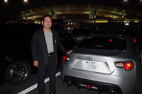 深夜の海老名サービスエリアで早くも参加者と遭遇。神戸から前日に東京入りして、これから箱根へと向かうとのこと。