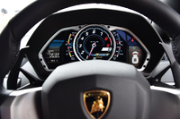 メーターはデジタル式。中心に速度表示付きタコメーターを備える。