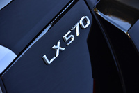 「LX570」という車名の通り、5.7リッターのV8エンジンが搭載される。
