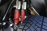 競技用車両の技術を用いたというツインサスペンション。2本のダンパーは片方が減衰力固定式、もう片方は電子制御可変式となっている。