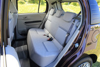 新型「ブーン」のリアシート。前後席間距離は、従来モデルより75mm長い940mmとなった。