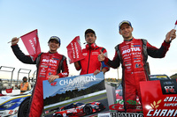 2014年に続くタイトル獲得をよろこぶNISMOの主役たち。写真左から、松田次生、鈴木 豊監督、そしてロニー・クインタレッリ。