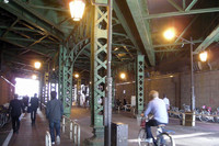 今回の写真は、大矢アキオ式「東京スナップ2010」と題してお届けします。まずは、JR線の古い橋脚。パリ地下鉄6号線の高架下感覚なんちゃって。神田駅で。