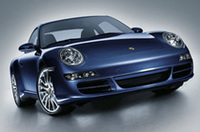 「911カレラ4」。リアフェンダーがRRモデルより44mm拡大され、リアタイヤはカレラ4が295/35ZR18 、カレラ4Sは305/30ZR19とかなり太い。