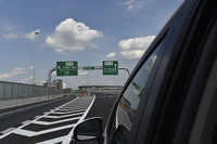 東北道と圏央道が接続する久喜白岡JCT付近を走行中。ジャンクションの先が新規開通区間。