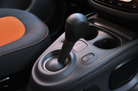 ツイナミックと呼ばれるデュアルクラッチの6段ATは新型スマートの目玉装備のひとつ。ハードウエア自体はパートナーのルノーの新型「トゥインゴ」と同じものだが、ソフトウエアはそれぞれが独自開発したものを用いているという。