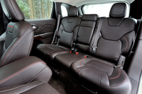 シートやインテリアトリムには赤いステッチが入る。ちなみに、ベースの「トレイルホーク」グレードではファブリック／レザーのコンビシートとなる。
    