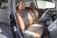 「シャトル ハイブリッドZ」のフロントシート。
    