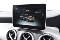 タブレット型通信端末を思わせるデザインのセンターモニター。カーナビのほか、各種車両情報を映しだす。