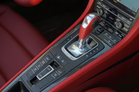 日本仕様のトランスミッションは7段PDKのみ。シフトセレクターの手前側にトップ開閉用のスイッチが見える。