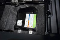 「ワゴンR」に新搭載される高効率リチウムイオンバッテリー。減速エネルギー回生機構の採用により、充電された電力はエンジン電装品やオーディオなどに供給される。