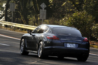 ワインディングを駆け上がる「パナメーラターボ」。シリーズ最強となる500psの心臓で、2tを超える巨体をこともなげに走らせる。