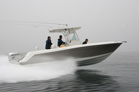 3.5リッターV6の「BF225」を2基積んだ「ロバロR260」。このように加速時は船首が水面から完全に浮き上がっている。
