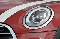 ヘッドランプの周囲にはLEDが組み込まれており「Ω」状に光るようになっている。