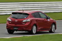 新しいエンジンとトランスミッションの採用によって、全体で約19kgの軽量化がはたされた。軽くなったぶんをクロスメンバーの強化や補強板の設置に振り分けることができたので、ボディ剛性が大きく上がったとか。結果、操縦安定性のみならず、ノイズや乗り心地といった快適性も大きく向上したとマツダ開発陣は胸を張る。