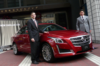 新型「キャデラックCTS」と、ゼネラルモーターズ・ジャパン代表取締役社長の石井澄人氏（右）、同社セールスマーケティングディレクターのグレッグ・セデウィッツ氏（左）。