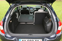 荷室容量は通常時で408リッター、シートを倒すと1183リッターまで拡大する。（いずれもVDA法による）