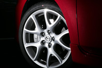 タイヤサイズは、225/40R18。