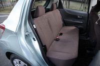 リアシートは、1リッターモデルが一体可倒式、1.3リッターは6：4分割可倒式となる。

