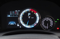 “F”専用デザインのメーターパネル。中央のエンジン回転計は液晶表示で、指針の動きまでがアニメーションになっている。