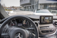 新型「Vクラス」に採用される「アクティブパーキングアシスト」。マルチビューカメラと自動操舵（そうだ）システムにより、駐車時の操作をアシストする機能だ。