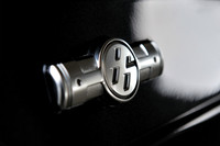 ボクサーエンジンを図案化した「86（ハチロク）」のオーナメント。