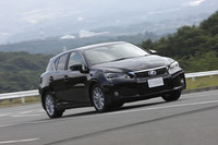 シャシーには、レクサスで初めて「パフォーマンスダンパー」が採用された。これにはコーナリング時などにボディのねじれやたわみを抑える効果と、振動を吸収する効果があるという。写真は「version C」。