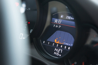 こちらはトルクメーター。選択した走行モードで発生可能なトルクのカーブはグレーの領域として、現在発生しているトルクのレベルはオレンジのポイントで、それぞれ示される。