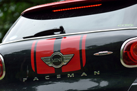 
    リアのハッチには、「MINI」「JOHN COOPER WORKS」のエンブレムに交じって「PACEMAN」の車名ロゴが輝く。
    