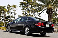 クラウン 2.5アスリート ナビパッケージ：全長×全幅×全高＝4870×1795×1470mm／ホイールベース＝2850mm／車重＝1610kg／駆動方式＝FR／2.5リッターV6DOHC24バルブ（215ps/6400rpm、26.5kgm/3800rpm）／価格＝432万円（テスト車＝446万5950円／スペアタイヤ車両装着タイヤ＝7万2450円／クリアランスソナー＝7万3500円）
 