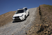 「X-MODE」とは、スイッチひとつでエンジンやトランスミッション、4WD、横滑り防止装置の制御を悪路向けに切り替える機能のこと。下り斜面ではヒルディセントコントロールが作動する。