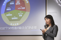 タイヤには直進安定性 、ドライ性能、ウエット性能、低燃費、ライフ、静粛性、乗り心地の“7つの性能の総合力”が必要と語る、ブリヂストン タイヤ開発第2本部 構造設計第1ユニットの杉本香居氏。
    