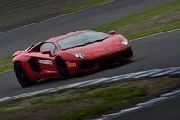 ライトハンダーを行く「アヴェンタドール」。