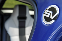 Bピラーの上部にあしらわれた、スペシャル・ビークル・オペレーションズ（SVO）のバッジ。