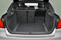 広いトランクも見どころのひとつ。通常時は520リッター、最大で1600リッターまで広がる。