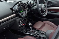 今回テストした上級モデル「MINIクーパーSクラブマン」には、エントリーモデルの「MINIクーパー クラブマン」より2段多い、8段のATが与えられる。