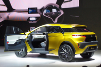 「eX Concept」のサイドビュー。Bピラーは存在せず、ドアは観音開きとなっている。