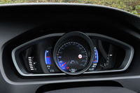 「V40 D4 R-DESIGN」では、単眼式のデジタル液晶メーターにも専用のテーマカラーやスタートアップ画面などが採用されている。